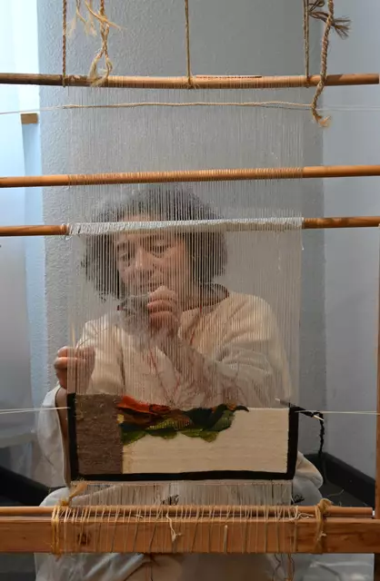 Die Kunst des Webens: hier Gisela Michel beim Museumsfest Terra Sigillata Museum Rheinzabern 2025
 | Foto: Andrea Abt