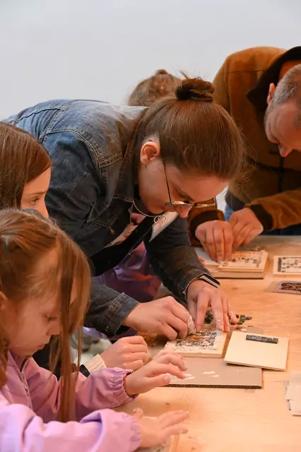 Mitmachaktion Mosaikwerkstatt -  Museumsfest Terra Sigillata Museum Rheinzabern 2025 | Foto: Andrea Abt