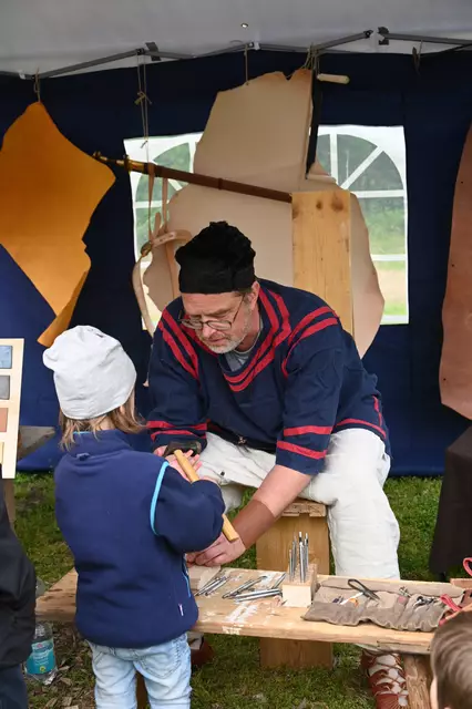 Lederbearbeitung wie zur Römerzeit mit Andreas Keiner   beim Museumsfest Terra Sigillata Museum Rheinzabern 2025 | Foto: Andrea Abt