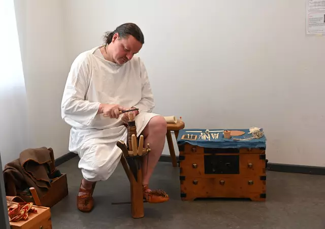 Knochenschnitzer Manuel Thomas    beim Museumsfest Terra Sigillata Museum Rheinzabern 2025 | Foto: Andrea Abt