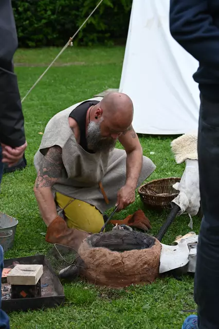 Bronzegießer beim Museumsfest Terra Sigillata Museum Rheinzabern 2025 | Foto: Andrea Abt