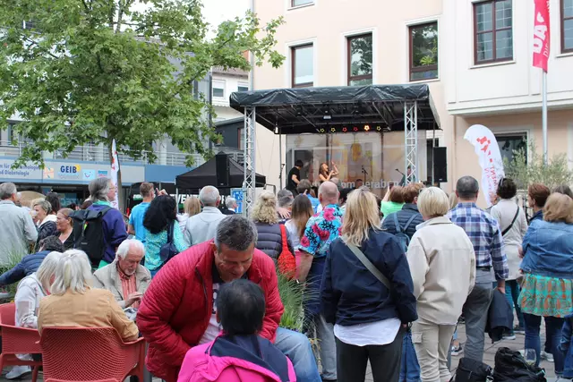 Wenn die Lautrer Sommerabende anstehen, strömen die Menschen hin. Das Foto zeigt die Bühne Am Altenhof im Jahr 2024 | Foto: Stadt Kaiserslautern/gratis