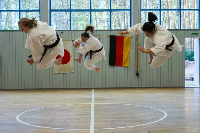 Jessica Hettinger, Laura Kaufmann und Ramona Barie (v l. n. r.) während es Wettkampf-Trainings bei einer Sprungsequenz | Foto: Milad
