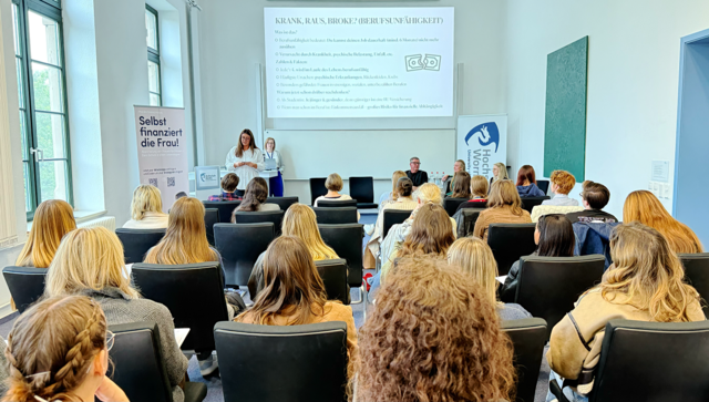 Das Thema "Female Fiances" stieß auf großes Interesse und die Teilnehmerinnen nutzen den Abend, um sich gut zu informieren und zu vernetzen. | Foto: Lisa Wissel