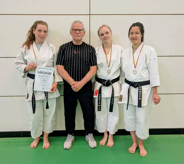 Laura Kaufmann, Trainer Hannes Gutzmer, Jessica Hettinger und Ramona Barie nach dem erfolgreichen Wettkampf | Foto: Laura Kaufmann