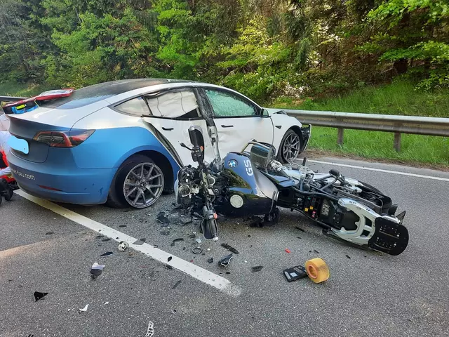 Ein 59-jähriger Motorradfahrer konnte dem querstehenden Fahrzeug nicht mehr ausweichen und kollidierte frontal mit dem Pkw eines 35-jährigen Mannes. | Foto: Polizeipräsidium Westpfalz