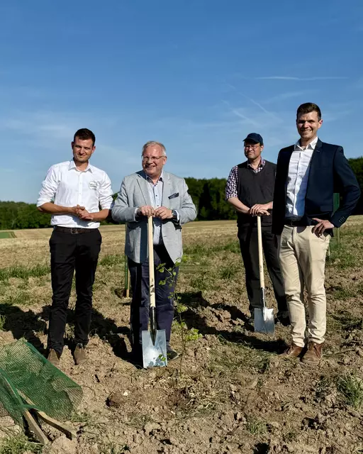 Abschlusspflanzung (von links): Johannes Steinfort (Leiter Digitalisierung und Außenbetrieb am Hofgut Neumühle), Hans-Ulrich Ihlenfeld (Bezirkstagsvorsitzender) und Dr. Jason Hayer (stellv. Einrichtungsleiter und Leiter Tierhaltung, Aus- und Fortbildung am Hofgut Neumühle) | Foto: Bezirksverband Pfalz