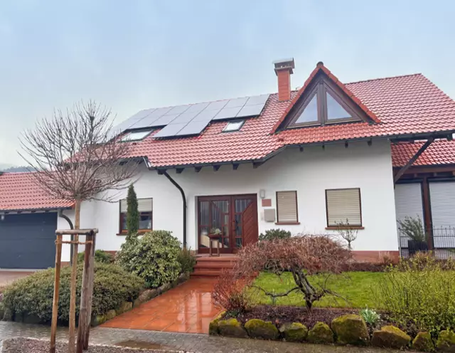 Dachreinigung in der Nähe: Ein sauberes Dach verbessert das
Erscheinungsbild Ihrer Immobilie und steigert den Wert. | Foto: Kaplan Gartenbau