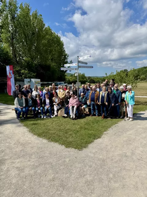 Gruppenfoto am "Place de Antonio Mayol" In der Mitte auf dem Bank die Familie von Antonio Mayol | Foto: Philipp Gruber