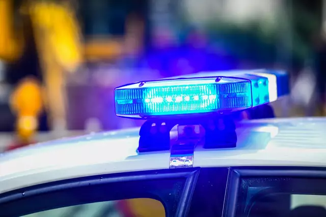 Nach bisherigen Erkenntnissen der Polizei könnte es sich bei dem flüchtigen Fahrzeug um ein blaues Auto handeln | Foto: fotosr52/stock.adobe.com