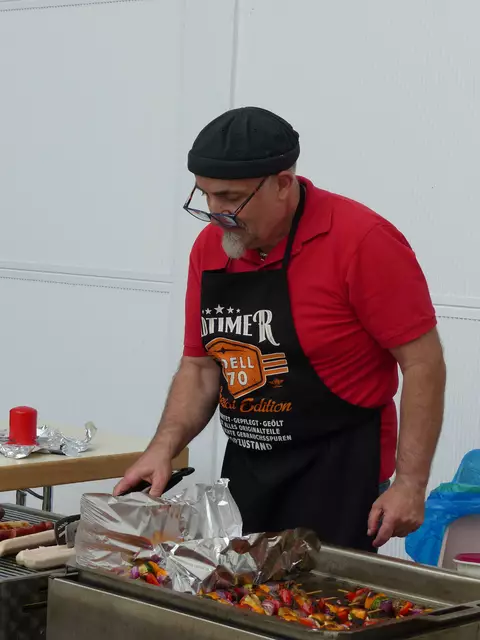 Der Mann am Grill | Foto: Monika Joos