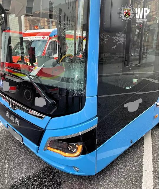 Am Mittwochmorgen ereignete sich in der Logenstraße in Kaiserslautern ein Verkehrsunfall, bei dem eine 18-jährige Fußgängerin verletzt wurde | Foto: Polizeipräsidium Westpfalz