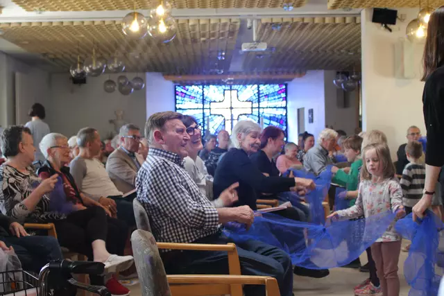 Seniorinnen und Senioren des Evangelischen Altenzentrums Bruchsal (EAZ) gestalten gemeinsam mit Vorschulkindern der MuKs ein generationenübergreifendes Konzert. | Foto: MuKs Bruchsal