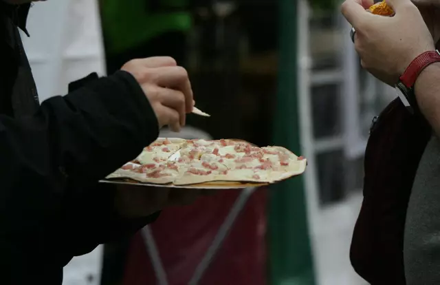Flammkuchen frisch aus dem Ofen - eine echte Delikatesse | Foto: Heike Schwitalla