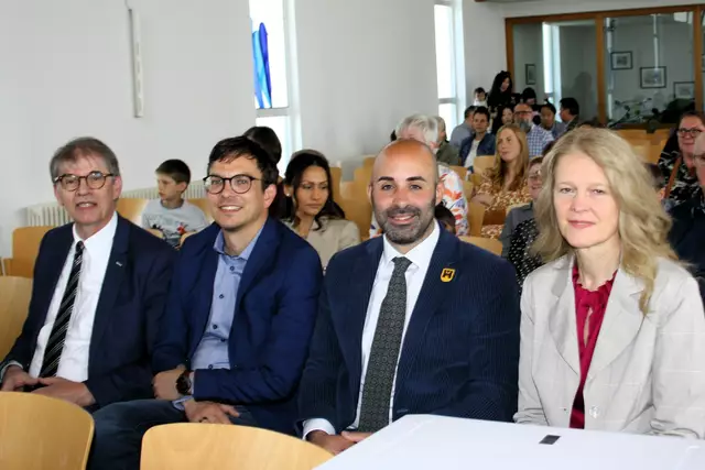 v. l. n. r.: 1. Stadtbeigeordneter Boris Bohr, Kreistagsmitglied Christopher Bretscher, Stadtbürgermeister Mattia De Fazio, Beigeordnete der VG Elke Dick  | Foto: O. Quartier