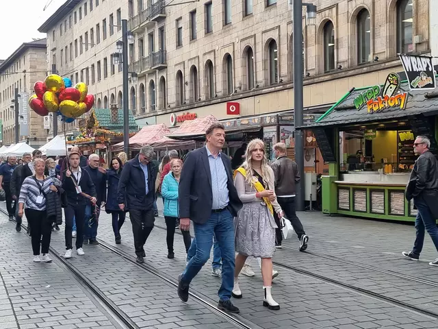 Die Bierkönigin unterwegs Richtung Wasserturm  | Foto: BAS