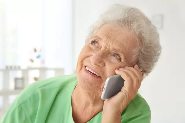 Telefonieren Symbolbild | Foto: Africa Studio/stock.adobe.com