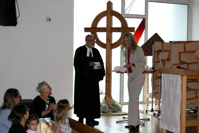 Elke Dick gratuliert für die VG zum Jubiläum  | Foto: Boris Bohr