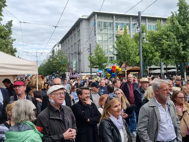 Zur Eröffnung war der Platz vor der Bühne bereits gut gefüllt | Foto: BAS