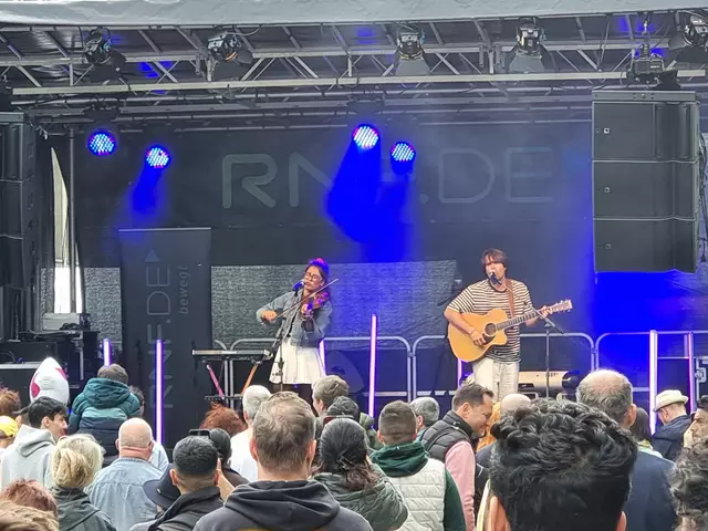  Das Duo Lina Bo auf der RNF-Bühne am Paradeplatz | Foto: BAS