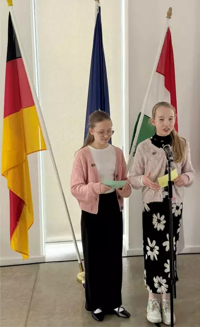 Anna Kapp und Miriam Madleen Nelles, mit zwölf und dreizehn Jahren die jüngsten Mitglieder des Freundeskreises - mit ihrem Sketch „10 gute Gründe, Ungarisch zu lernen“  | Foto: Nelles/frei