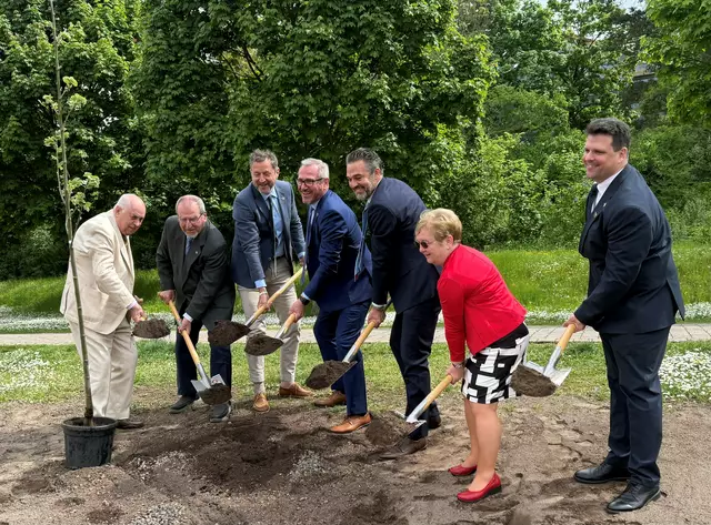 gemeinsam wurde ein Baum gepflanzt | Foto: Nelles/frei