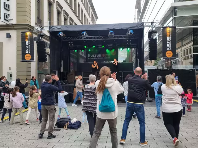 Tanzworkshop mit dem Nationaltheater Mannheim auf der KulturNetz Bühne - vielen waren mit Eifer dabei | Foto: BAS