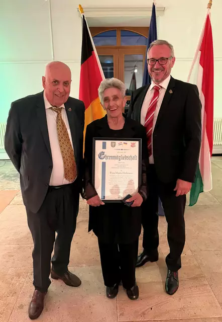 Eine besondere Auszeichnung wurde Maria Hofmann verliehen, die als einzige Ehrenmitglied des Freundeskreises ernannt wurde. | Foto: Nelles/frei