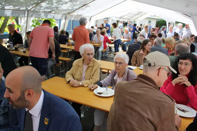 Mittagessen im Hof der Pauluskirche | Foto: bor. 