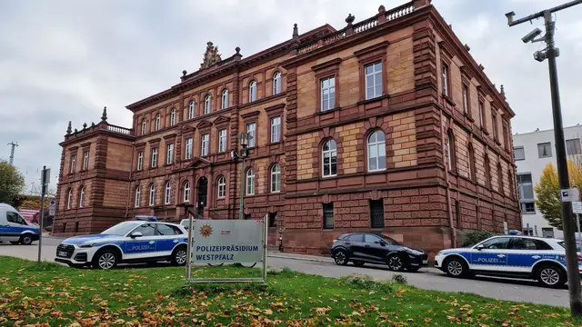 Direkt vor dem Polizeigebäude in der Logenstraße kam es am frühen Freitagabend zu einem Verkehrsunfall, bei dem zwei Menschen leicht verletzt wurden | Foto: Ralf Vester