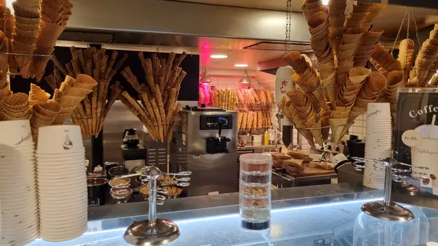 Genuss im Blick: Ein Muss ist die traditionelle „Gammeldags Isvaffel“, die aus 2-3 Eiskugeln in einer großen Waffel besteht – oft mit hausgemachter Schlagsahne, Marmelade und frischen Erdbeeren | Foto: © www.jowapress.de