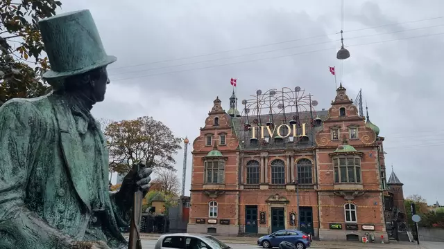 Der Tivoli in der Innenstadt der dänischen Hauptstadt Kopenhagen ist ein weltbekannter Vergnügungs- und Erholungspark - in diesem Fall schaut sogar Andersen auf den Eingang | Foto: © www.jowapress.de