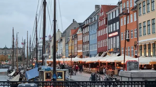 Nyhavn: Der bunte Hafenkanal mit seinen historischen Giebelhäusern und Segelbooten ist das Fotomotiv schlechthin – und war einst die Heimat von Märchendichter Hans Christian Andersen. | Foto: © www.jowapress.de