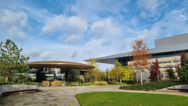 Exponierte Lage der auch architektonisch interessanten Königlichen Oper am Rande von Paper Island - übrigens mt eigener Landestelle und einer schönen Parkanlage | Foto: © www.jowapress.de