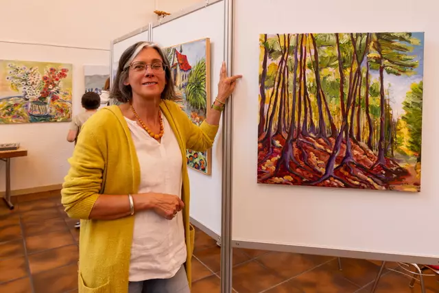 Petra Helm vor ihren Gemälden | Foto: Johann-Peter Melder