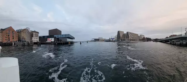 Unterwegs auf dem Wasser, rechts im Bild sind die Anlagen von "Paper Island" | Foto: © www.jowapress.de