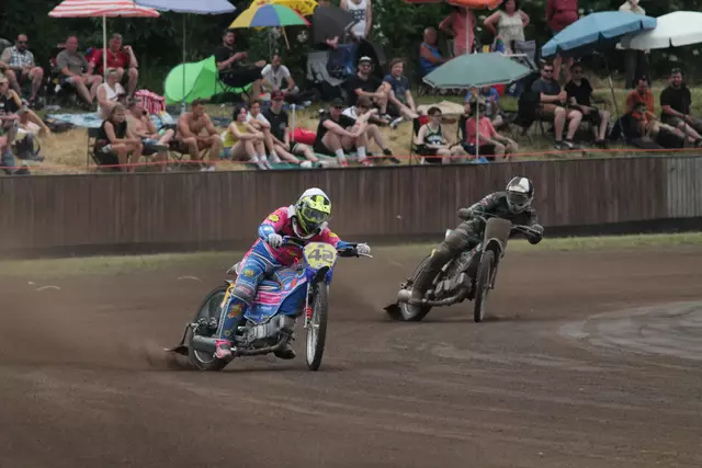 Stephan Katt (Nummer 42) startet auch wieder in Altrip | Foto: Michael Sonnick