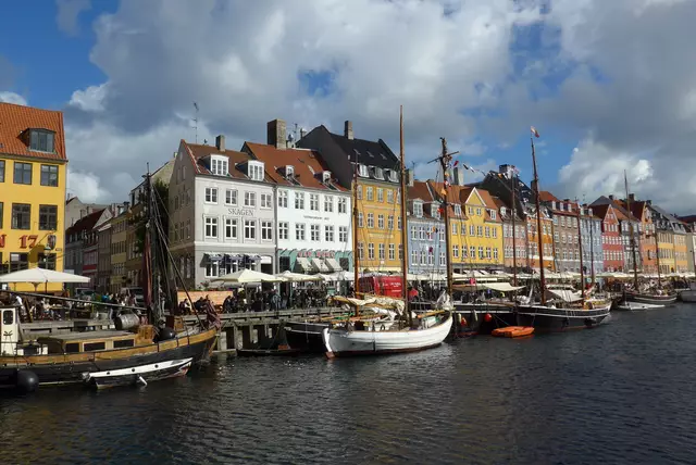 Nyhavn: Der bunte Hafenkanal mit seinen historischen Giebelhäusern und Segelbooten ist das Fotomotiv schlechthin – und war einst die Heimat von Märchendichter Hans Christian Andersen. | Foto: © www.jowapress.de