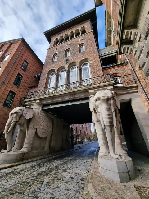 Das Tor - verstärkt durch vier Elefanten - von Carlsberg (1880 errichtet), erbaut für seine vier Kinder. Im 19. Jahrhundert und frühen 20. Jahrhundert wurden viele der heute noch existierenden historischen Gebäude mit aufwendigen Verzierungen errichtet, doch ab 2008 wurde nicht mehr quasi mitten in der Stadt gebraut. Seitdem wandelt sich das große Areal. | Foto: © www.jowapress.de