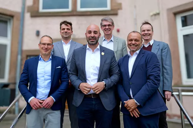 Elis und die Stadt Landstuhl ziehen an einem Strang: Der Neubau der Großwäscherei ist ein starkes Signal für Wirtschaftskraft, Nachhaltigkeit und neue Jobs in der Region. Von links: Gerhard Malinowski (Stadtbeigeordneter), Christopher Beyer (Elis), Mattia De Fazio (Bürgermeister), Boris Bohr (Erster Stadtbeigeordneter), Joerg J. Scherf (Elis Standortleiter), Dr. Philip Pongratz (Wirtschaftsförderung, Stadt und Landkreis Kaiserslautern). | Foto: Erik Stegner