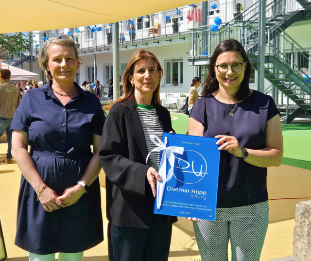v.l.: Anna Kremser (Einrichtungsleitung Wohnhaus Gartenstadt), Nadja Abuchater-Bier (Vorständin Gemeindediakonie), Meike Leupold (stv. Leitung Dietmar Hopp Stiftung) | Foto: Gemeindediakonie Mannheim