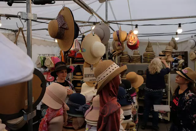 Wer noch keinen Strohhut besitzt, kann sich gerne einen kaufen. | Foto: Thorsten Kornmann