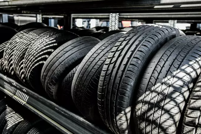 Unbekannte Täter montierten alle vier Räder eines geparkten Fahrzeugs fachgerecht ab | Foto: karepa/stock.adobe.com