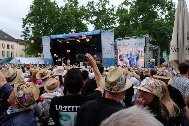 Das 50. Jubiläum des Strohhutfestes wird gefeiert. Entsprechend schubsen die Besucher bei der Eröffnung 50 Bälle durch die Menge. | Foto: Thorsten Kornmann