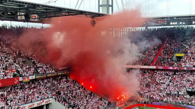 Pyros wie hier beim Spiel des FCK in Köln sind zwar seit langen Jahren offiziell verboten, aber bis heute international nicht aus den Fanszenen wegzudenken und oft auch Teil von aufwendigen Choreos | Foto: Ralf Vester