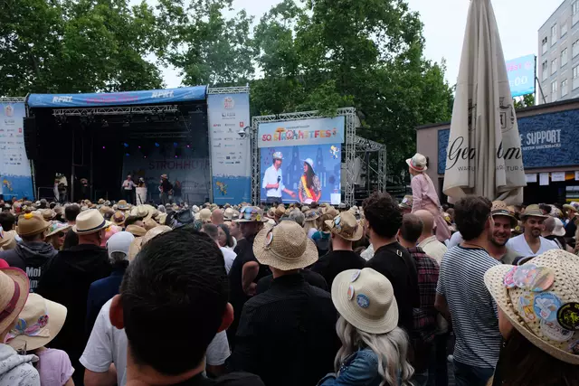 Die neue Miss Strohhut Larissa Kießling im Gespräch mit Oberbürgermeister Dr. Nicolas Meyer. | Foto: Thorsten Kornmann