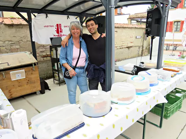 Iris Konrad und Goda aus Costa Rica an der Kuchentheke | Foto: Brigitte Melder