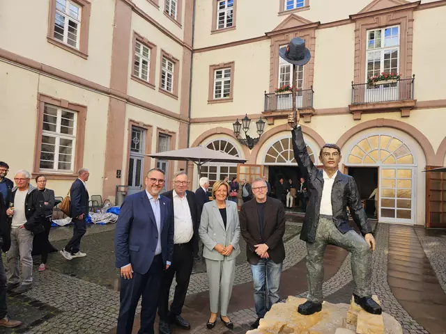 Enthüllung des Denkmals "Der Freiheit eine Gasse" mit Marc Weigel, Stephan Balkenhol, Malu Dreyer und Gerhard Hofmann | Foto: Michael Landgraf