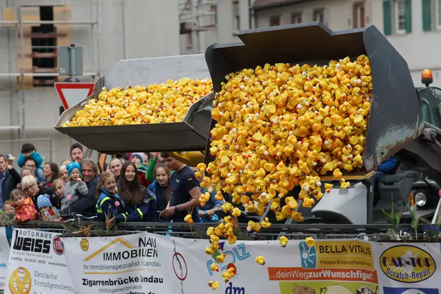 Entenrennen in Landau ist schon Tradition: Von der Waffenstraße starten die gelben Quietscheenten und treiben dann auf der Queich in Richtung Ziel in der Bachgasse | Foto: Kinderschutzbund Landau SÜW
