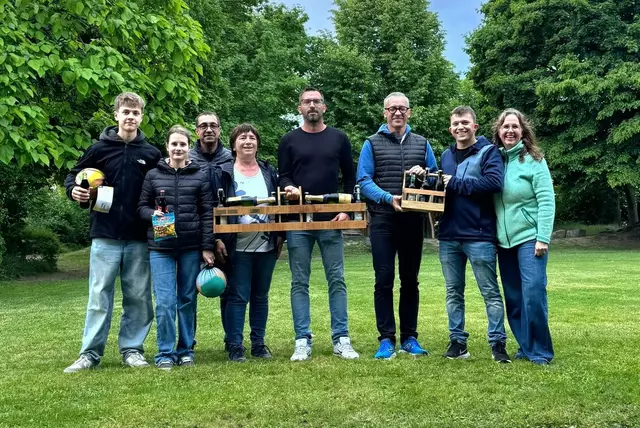Die 3 Siegerteams mit Vorstandsmitgliedern | Foto: FWHelmsheim